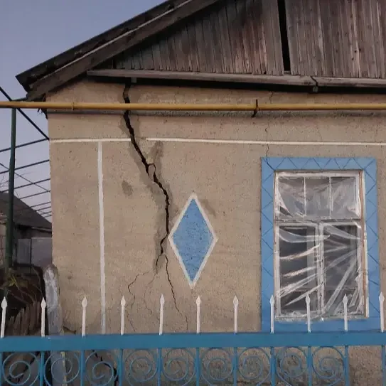 Giebelansicht eines Hauses mit einem tiefen Riss im Mauerwerk.