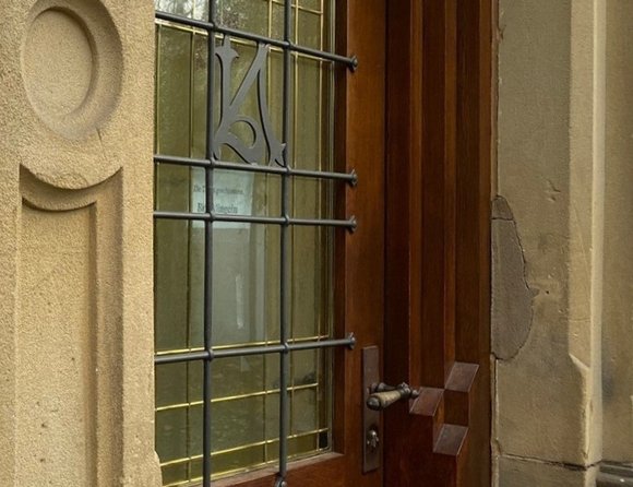 Blick auf eine geschlossene Haustür