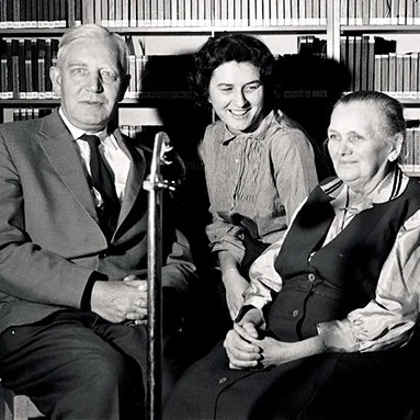 Institutsgründer Johannes Künzig im Jahr 1958 mit Frau Z. Kerndia/Krndija und einer anderen Frau in seinem Tonarchiv.